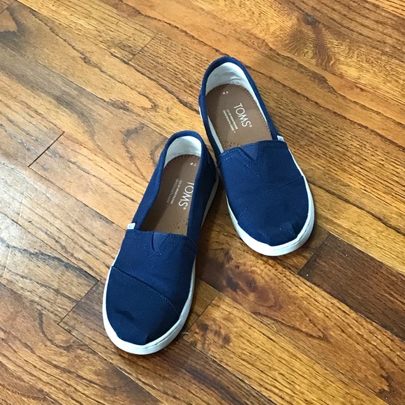 TOMS Fashion Sneaker Athletic Casual Slip on Shoes 
Navy Blue 
Size 2
No Shoebox - Picture 6 of 16